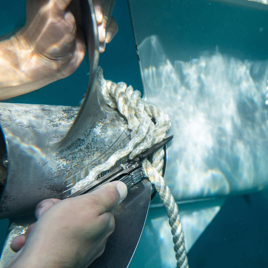 Translation missing: en.User cutting rope underwater with a Black DLC & Stainless Steel Leatherman ARC® tool