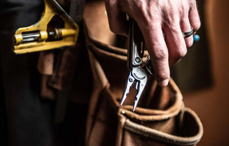 Translation missing: en.Hand holding charge TTi with pliers deployed