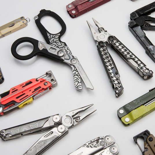 Translation missing: es.An assortment of Leatherman multi-tools arranged on a table, highlighting their diverse shapes and features