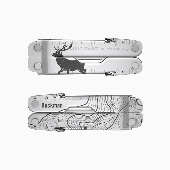 Translation missing: es.A stainless steel Leatherman Super Tool 300 engraved with a topographic map and a large elk silhouette. A placeholder name “Buckman” appears above the topographic design. 
