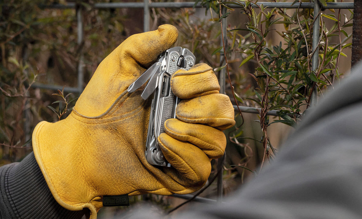 Translation missing: en.Using the p4 one hand operable implements with gloves on