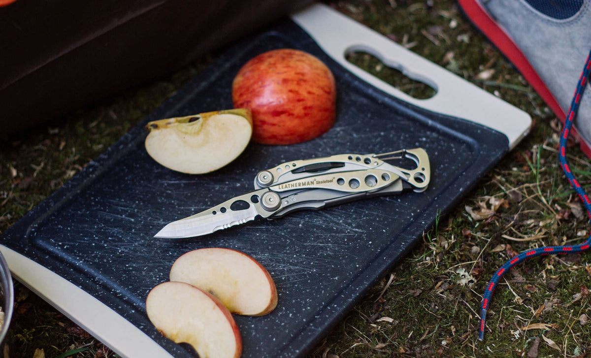 Translation missing: es.skeletool next to cut apple slices