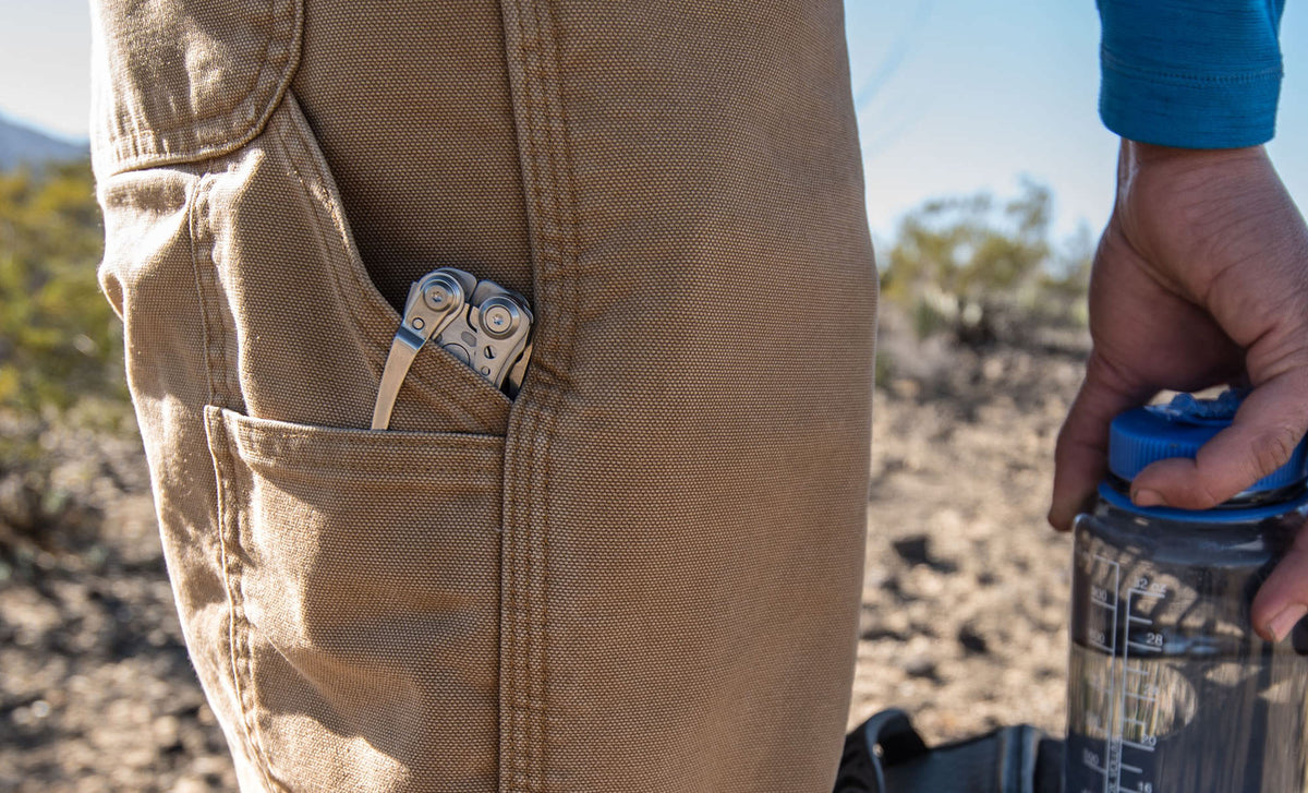 Translation missing: es.the skeletool and pocket clip poking out of pants pocket
