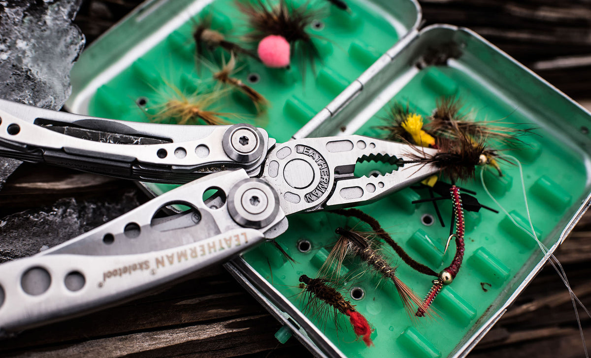 Translation missing: es.Skeletool pliers holding a fishing hook