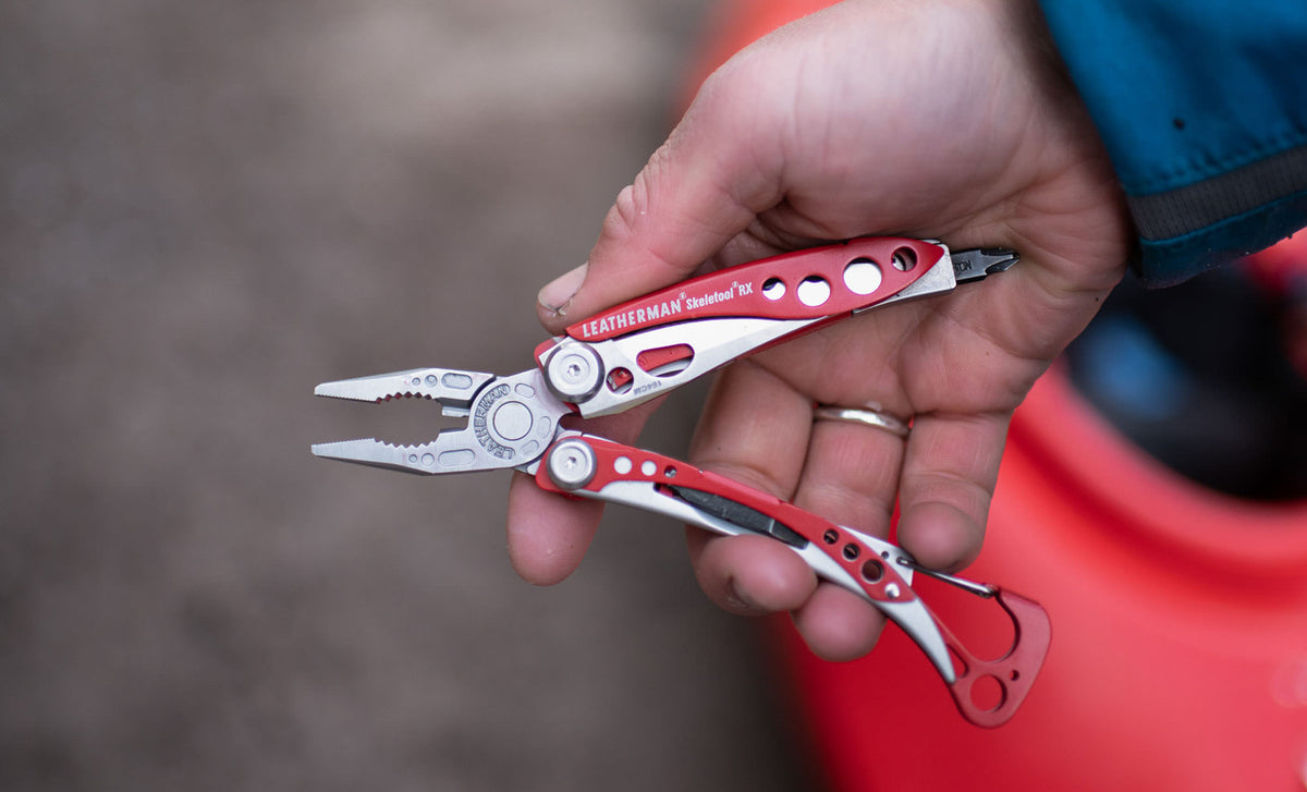Translation missing: en.Skeletool RX open in a hand