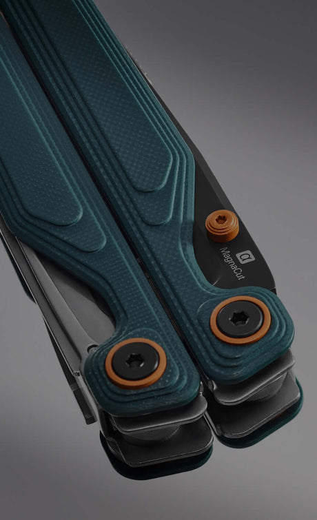 Translation missing: es.Close-up of a Leatherman Wave® Alpha multi-tool in Cascadia color, showcasing its textured handles and ergonomic design
